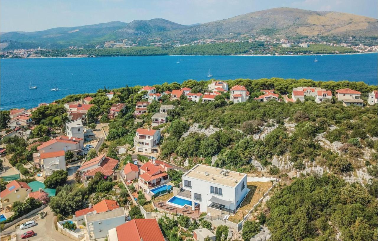 Stunning Home In Okrug Donji With Sauna, Outdoor Swimming Pool And Heated Swimming Pool Okrug Gornji Dış mekan fotoğraf