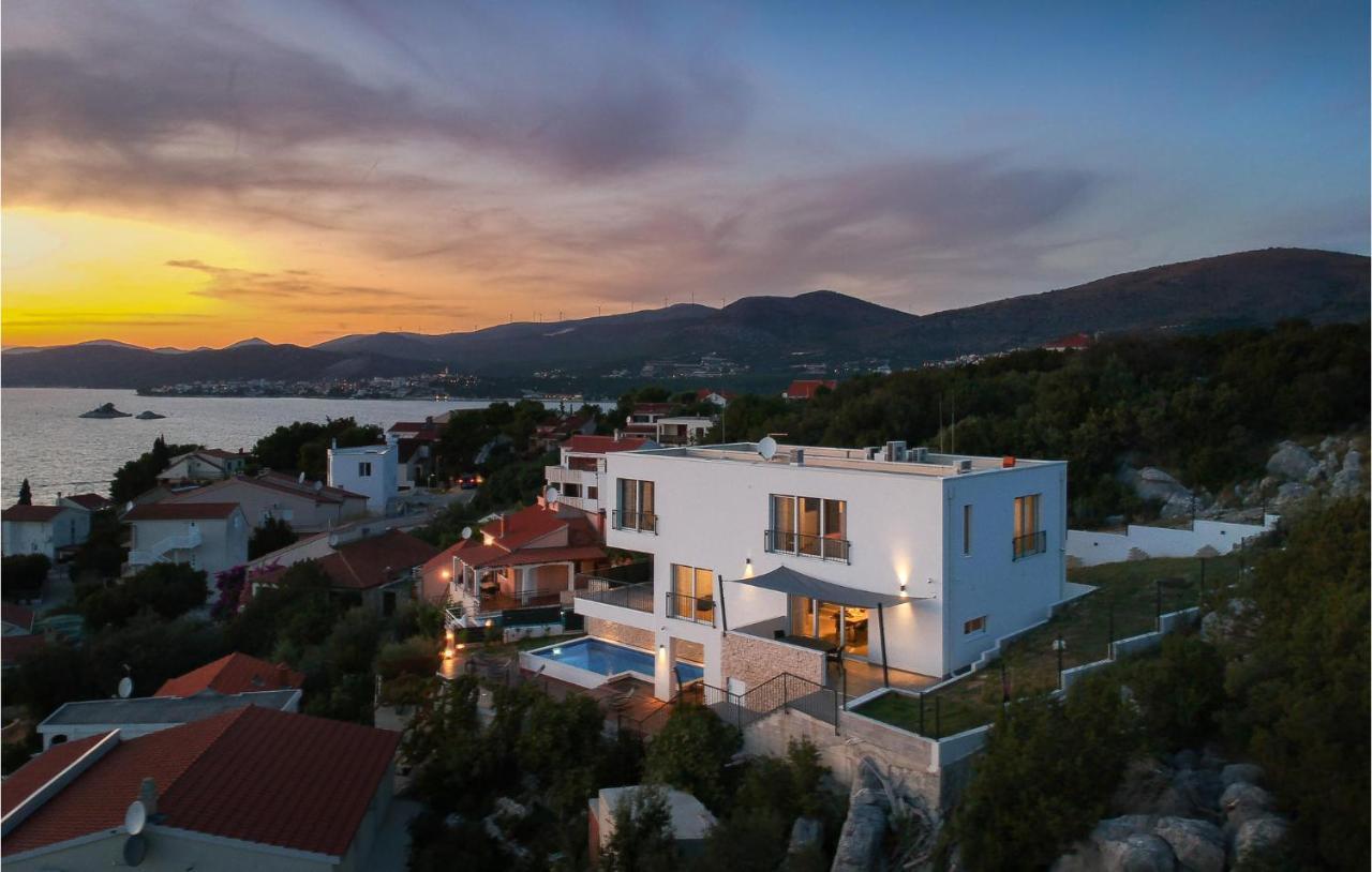 Stunning Home In Okrug Donji With Sauna, Outdoor Swimming Pool And Heated Swimming Pool Okrug Gornji Dış mekan fotoğraf